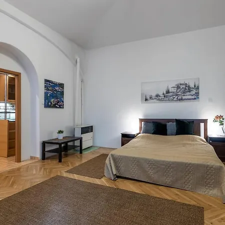 Апартаменты Spacious 3 Bedroom In The Heart Of Прага