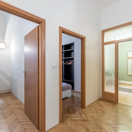 Spacious 3 Bedroom In The Heart Of Прага