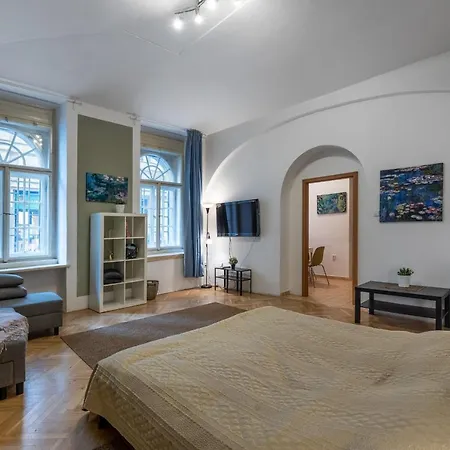 Апартаменты Spacious 3 Bedroom In The Heart Of *