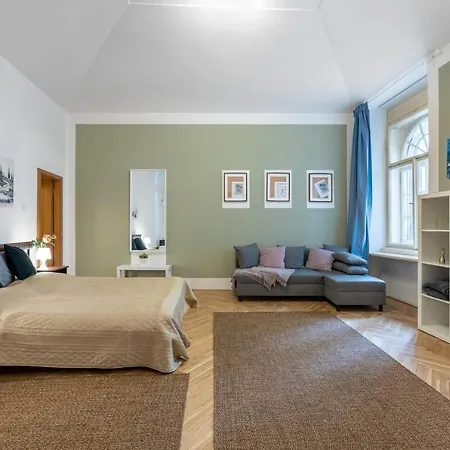 Spacious 3 Bedroom In The Heart Of Апартаменты Прага