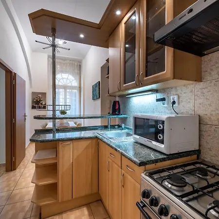 Spacious 3 Bedroom In The Heart Of *