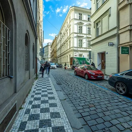 Spacious 3 Bedroom In The Heart Of Апартаменты Прага